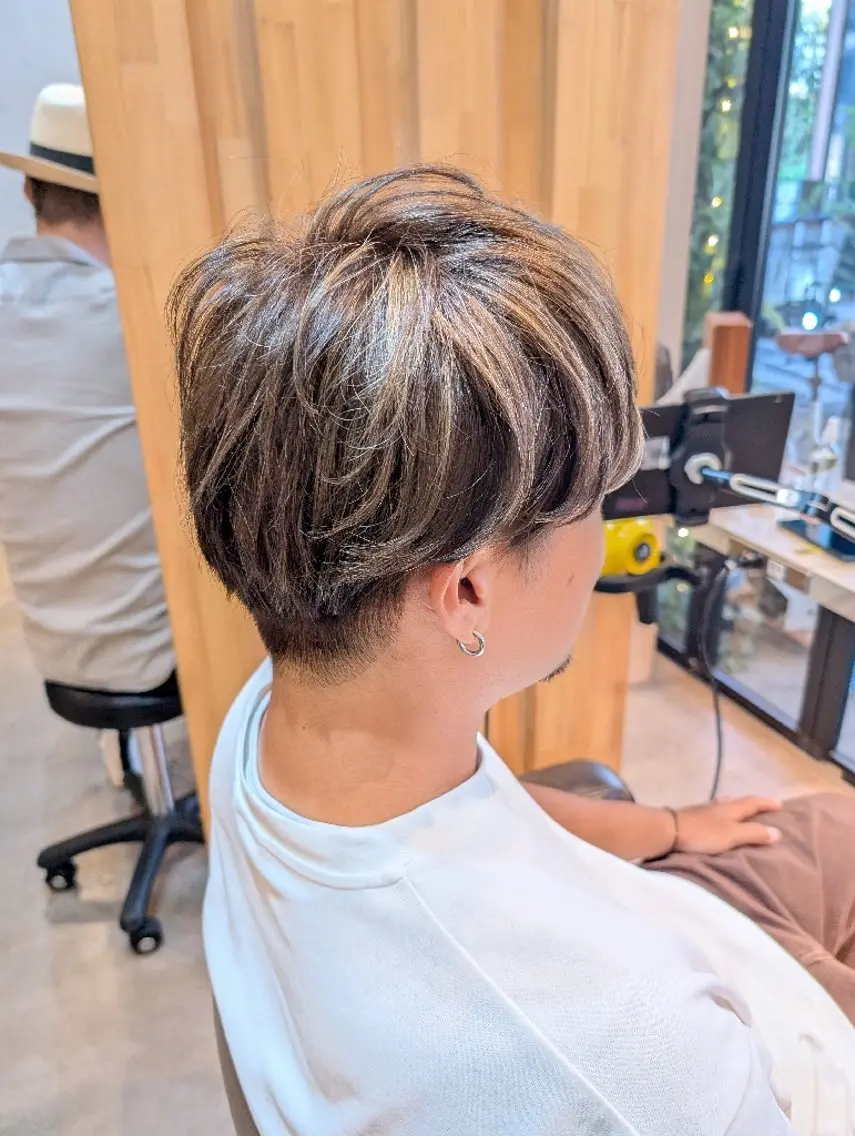 ショート メンズ カラー メンズハイライト ベージュカラー ハイライトカラー ハイライト koto💭 コトのヘアスタイル