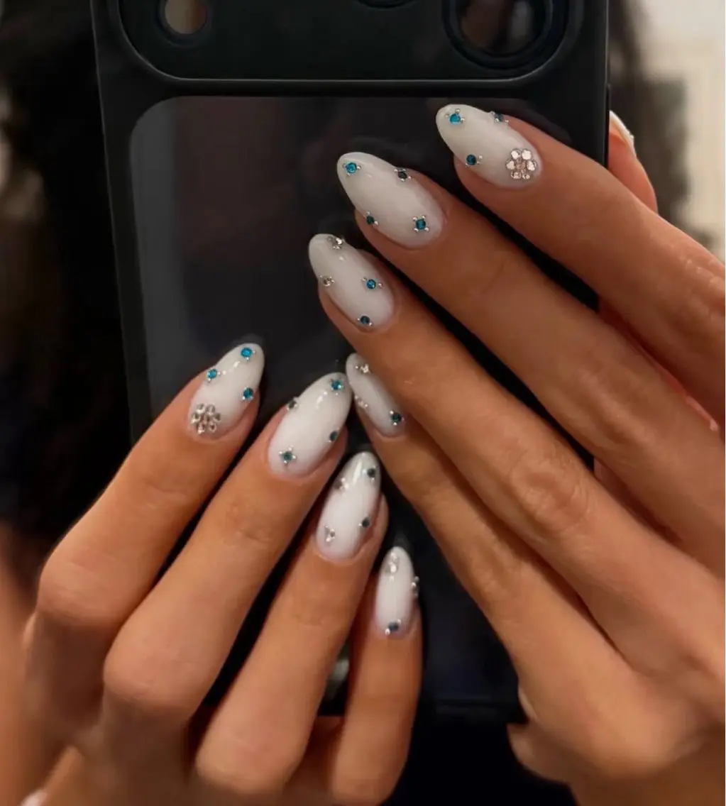 ネイル チークネイル ドット フレンチネイル グラデーション 韓国ネイル ハンドネイル Minette nailrinrinのネイルデザイン