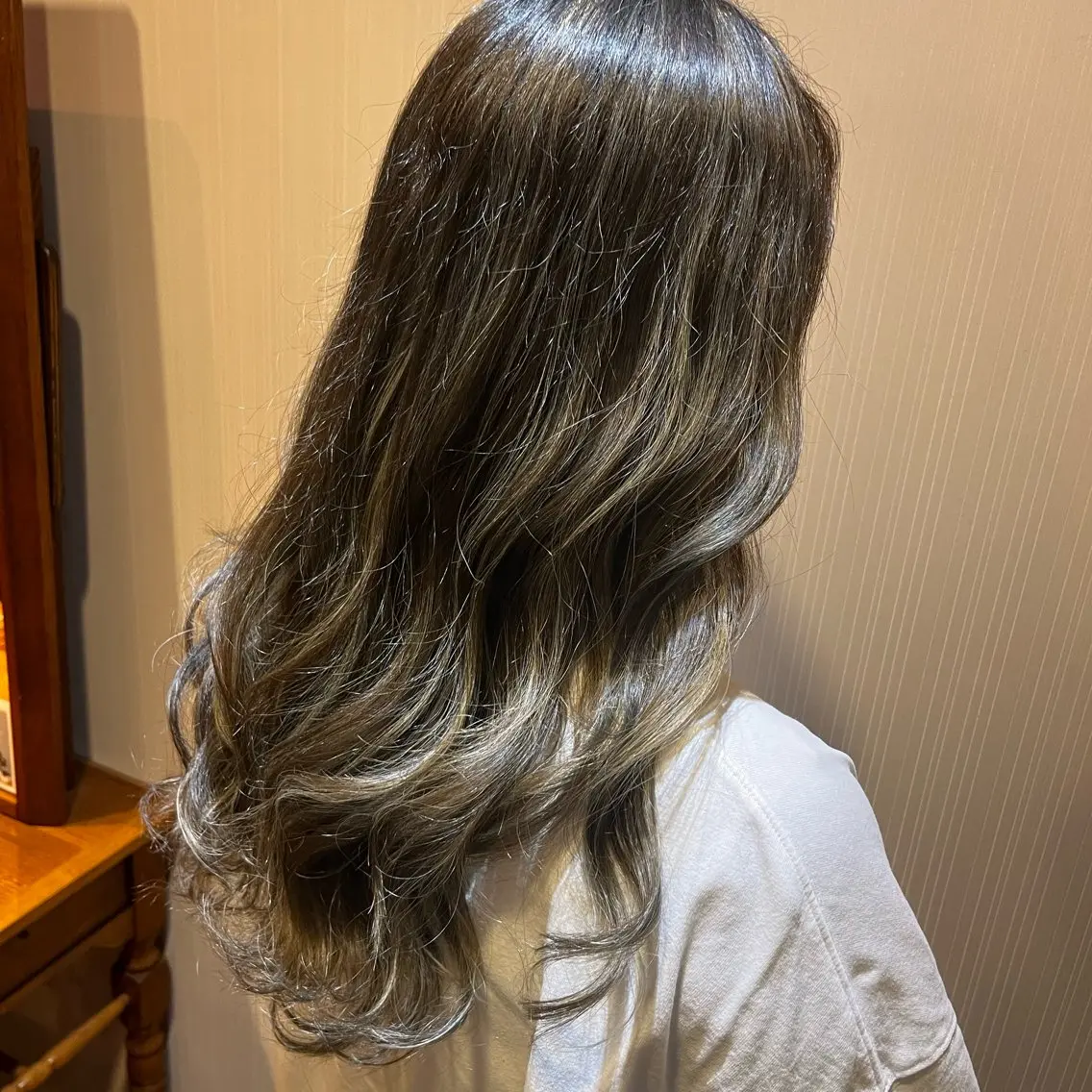 ロング カラー グレージュ ハイライトカラー ハイライト おくだ　りお /ハイトーンカラーのヘアスタイル
