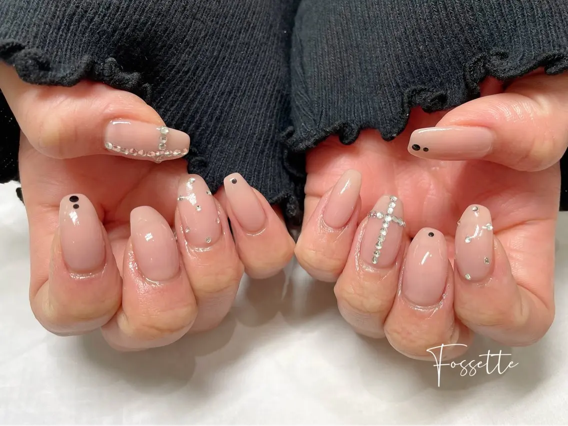 ネイル アートネイル ドット ホログラムネイル ワンカラーネイル ストーンネイル ハンドネイル nailsalon Fossetteのネイルデザイン