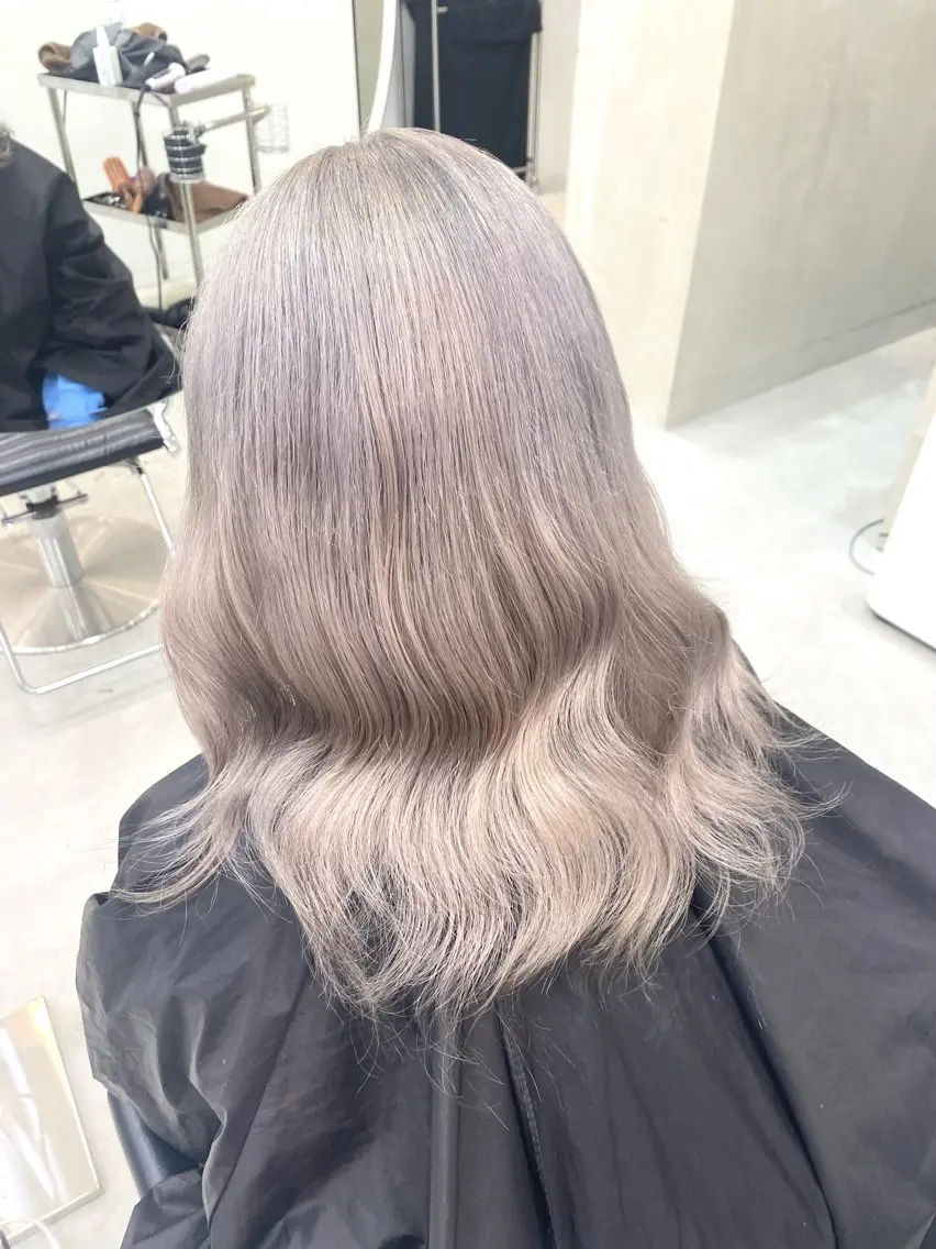 カラー ブリーチ シルバー 漆崎 相美のヘアスタイル