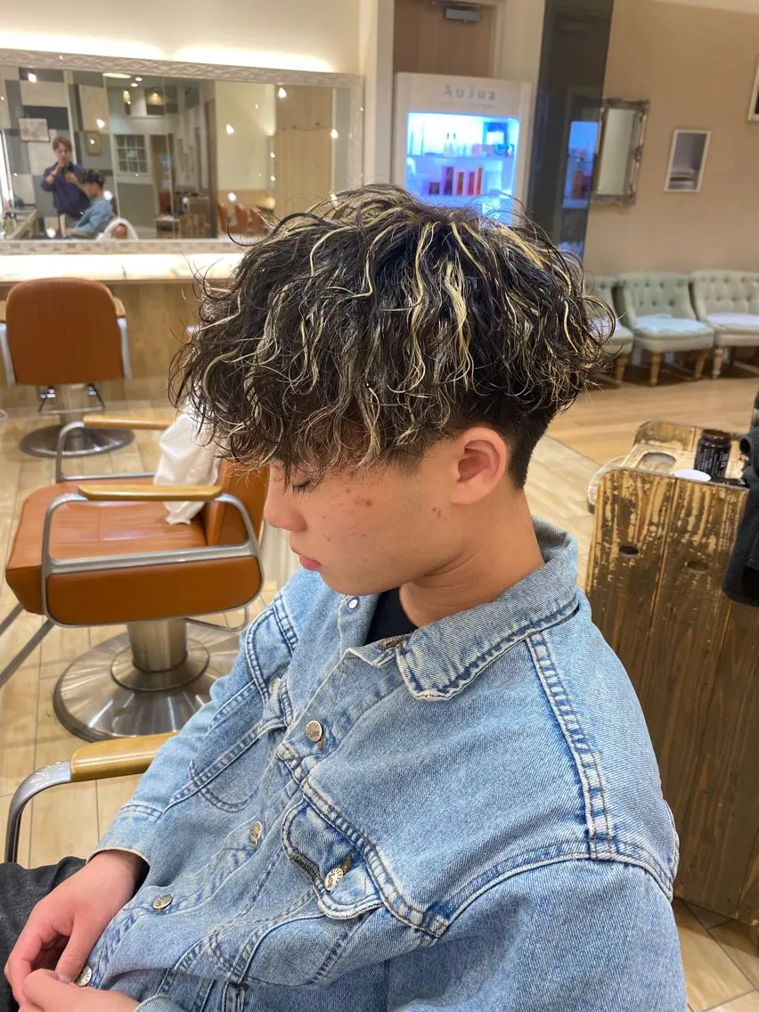 ミディアム パーマ ヘアアレンジ メンズ ミディアムパーマ メンズハイライト メンズパーマ 波巻きパーマ ハイライト カット パーマ トリートメント ヘアセット 新宿メンズパーマ ヨモギダのヘアスタイル