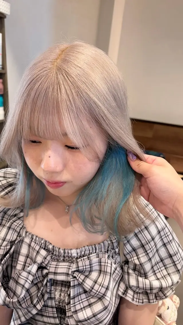 ミディアム カラー ベージュカラー ブルーカラー デザインカラー インナーカラー ホワイトベージュ ヘアカラー トリートメント ブリーチ/髪質改善/ ハイトーン/暖色のヘアスタイル