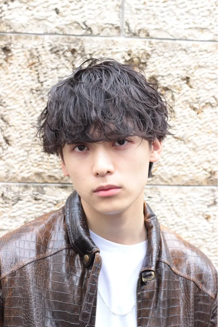 ショート カラー パーマ ヘアアレンジ メンズ メンズブリーチ センターパート メンズハイライト メンズハイトーン マッシュ カット パーマ トリートメント ヘッドスパ ヘアセット スパイキー/フェザー /波巻き/かいとのヘアスタイル