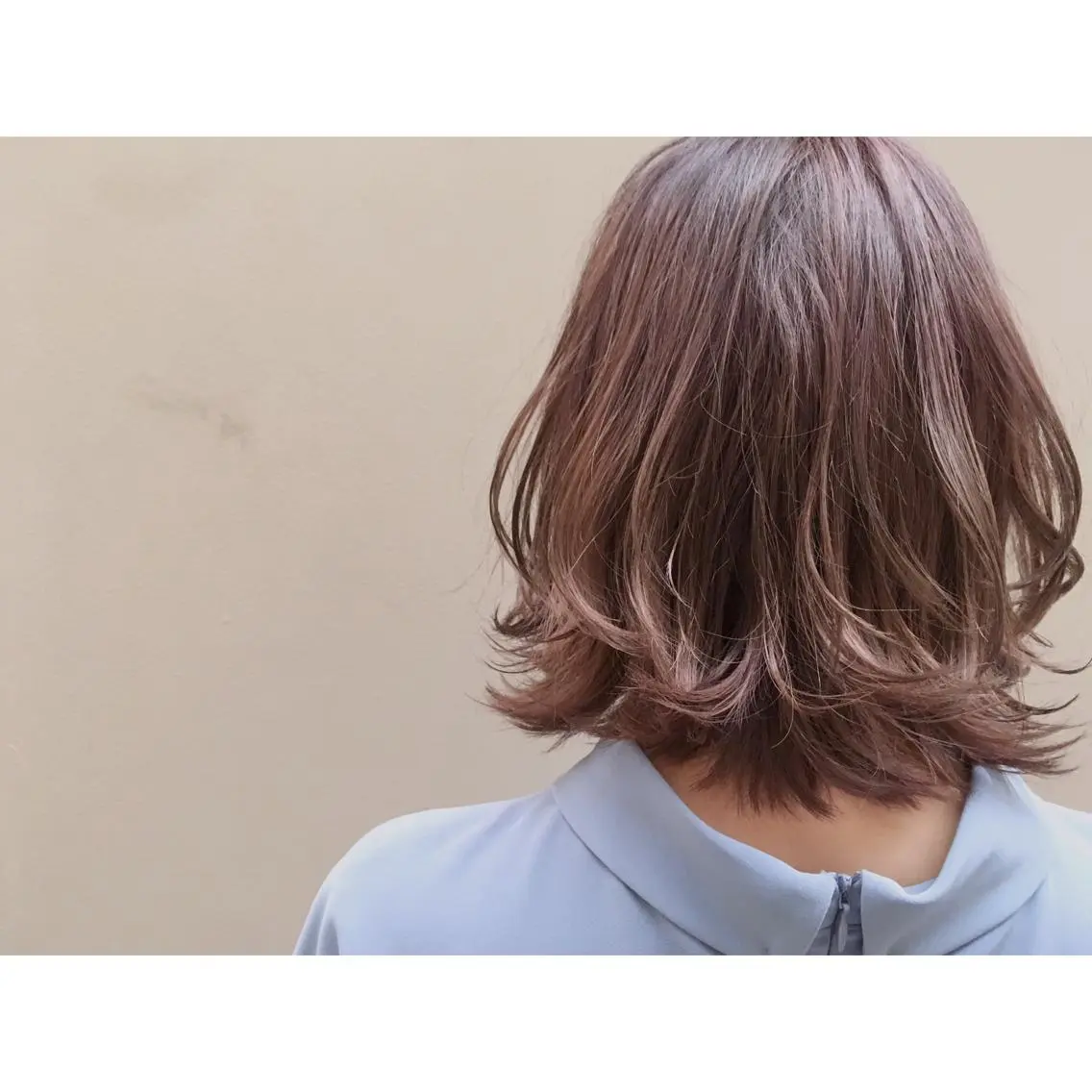 ミディアム アッシュ ボブ ハイライト レイヤーカット 外ハネヘア ヘアカラー トリートメント 山中 直輝のヘアスタイル