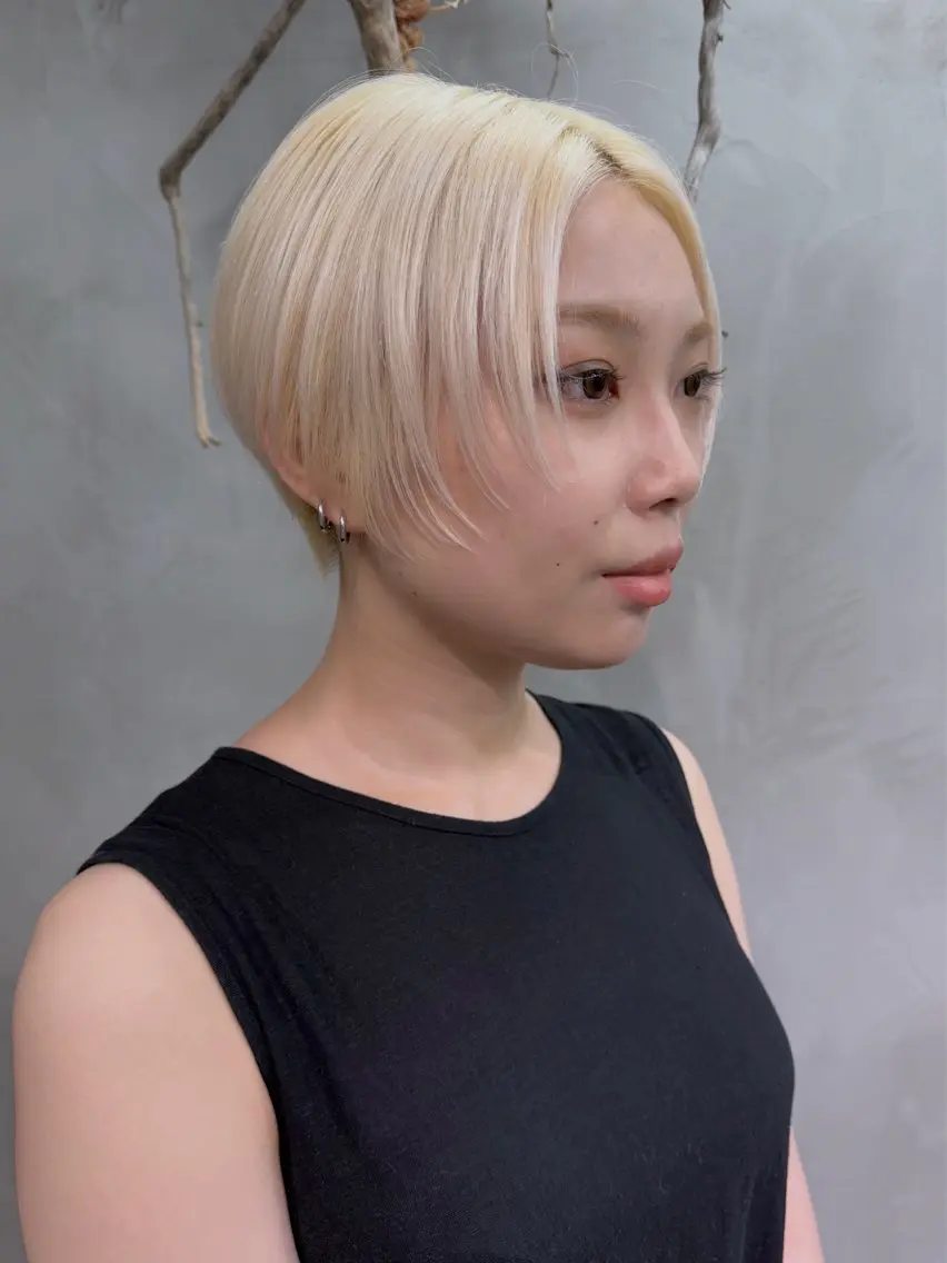 ショート カラー 抜きっぱなしブロンド ブロンド ホワイトブロンド ショートヘア カット ヘアカラー RorriM natsuのヘアスタイル
