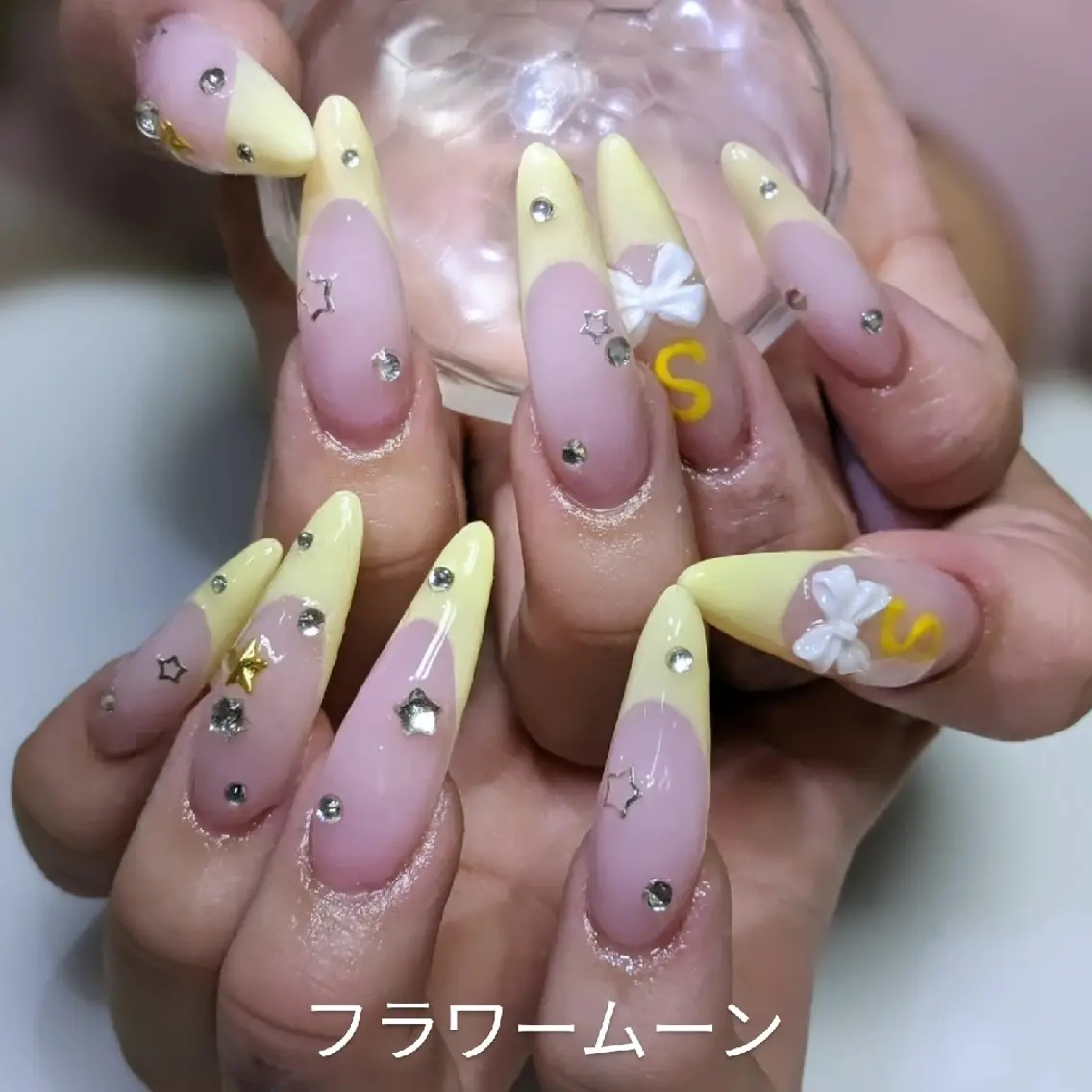 ネイル アートネイル フレンチネイル ストーンネイル ハンドネイル ハンドケア フラワー ムーンのネイルデザイン