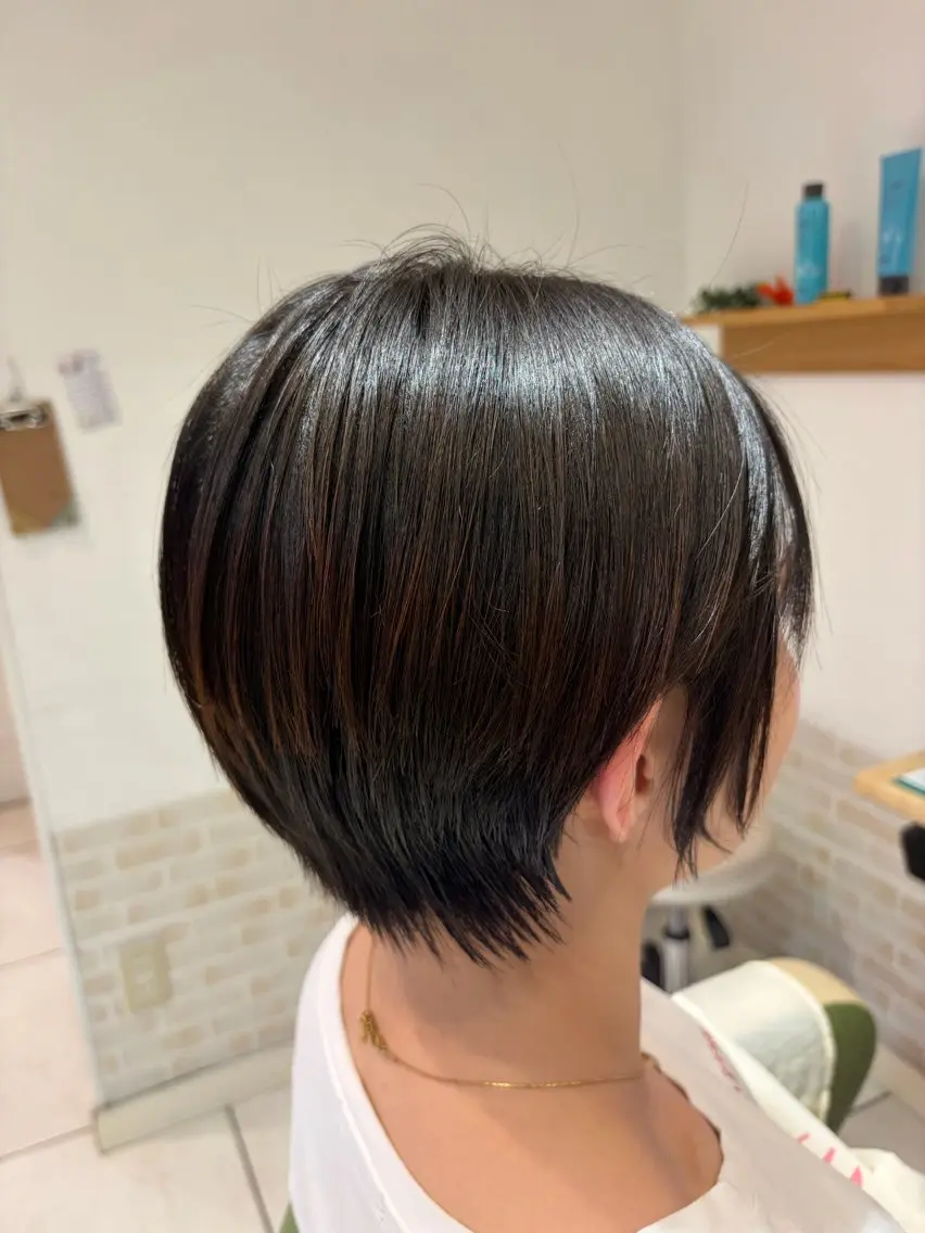ショート ハイライトカラー レイヤーカットのヘアスタイル