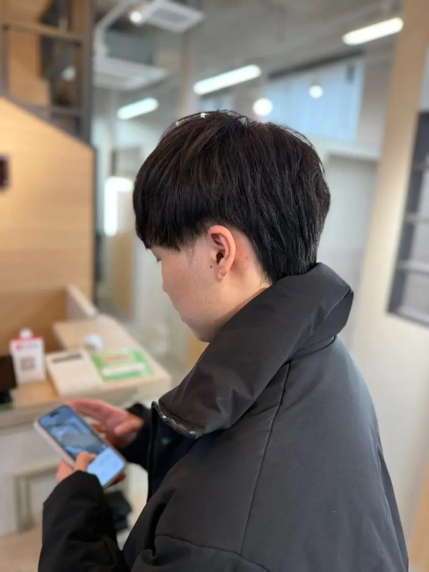 ショート メンズ センターパート ダウンパーマ フェザーパーマ メンズハイライト メンズ韓国風 藤崎百道メンズカット Zina/森井唯央のヘアスタイル