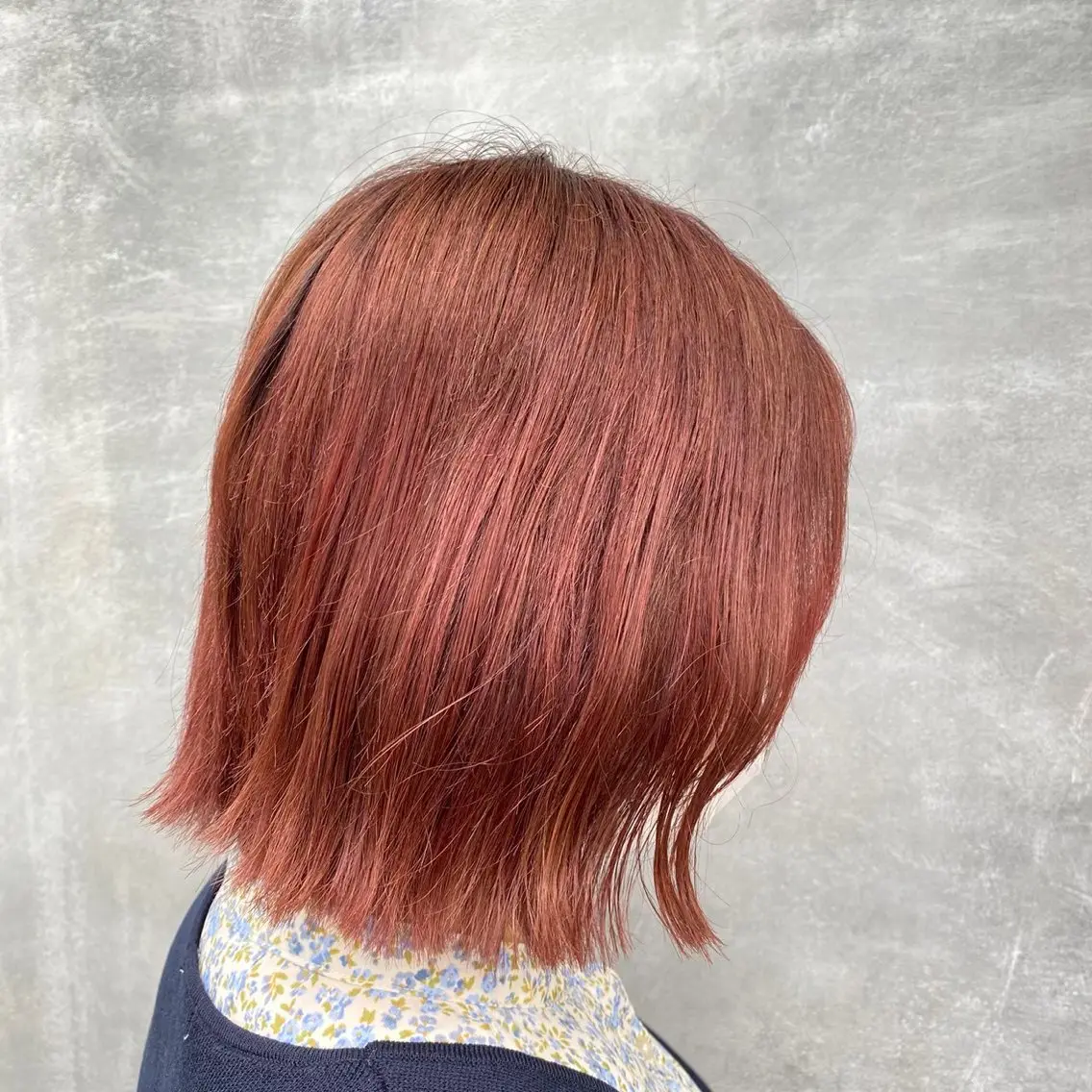 ショート カラー ブリーチ 透明感カラー レッドカラー 野崎 桃実のヘアスタイル