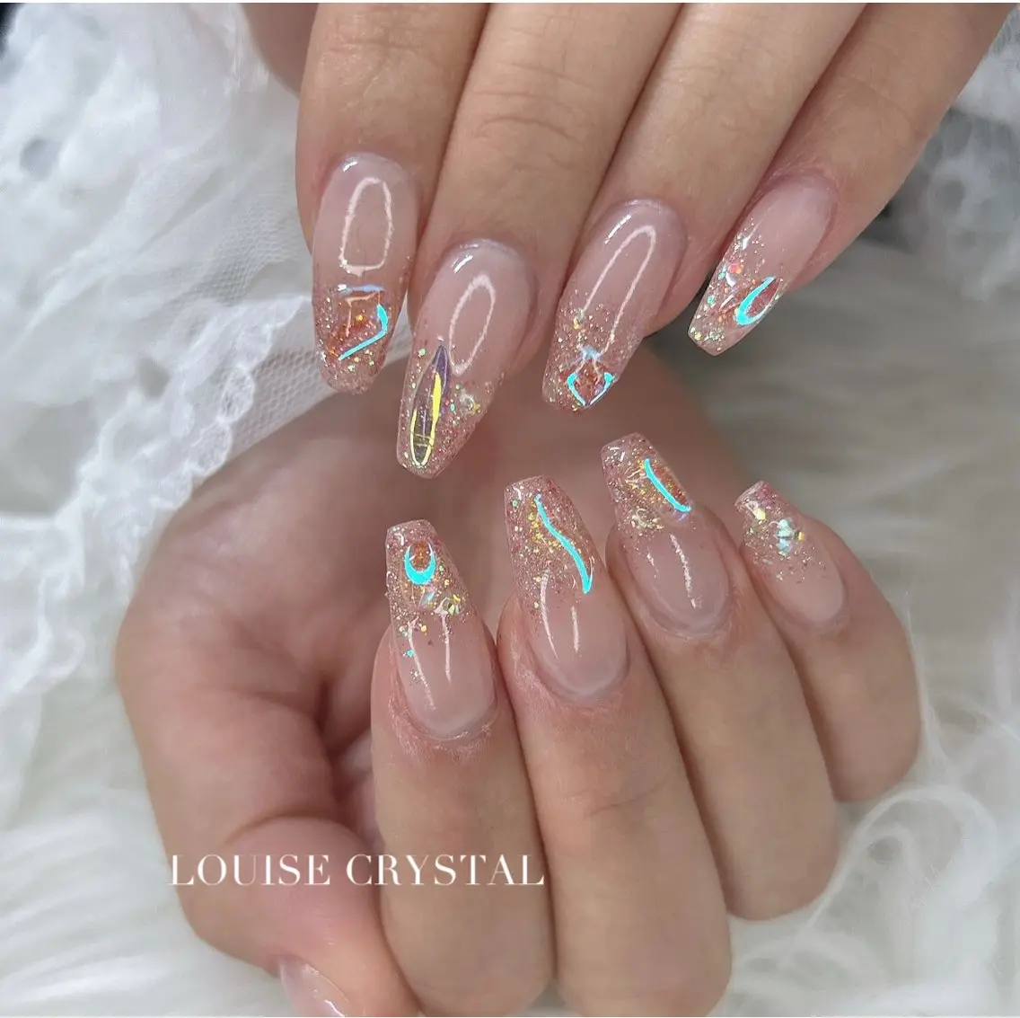 ネイル ハンドネイル LOUISE CRYSTALのネイルデザイン
