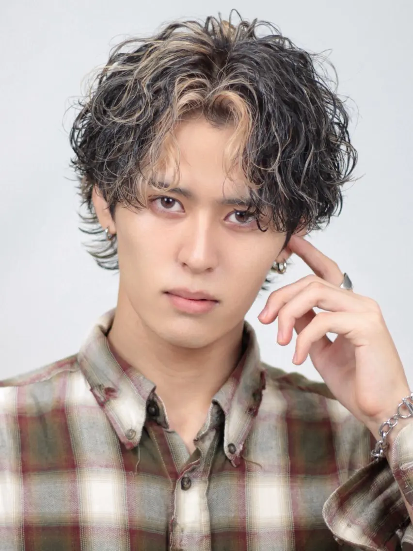 ミディアム カラー パーマ ヘアアレンジ メンズ ミディアムパーマ メンズパーマ メンズツイストパーマ 波巻きパーマ ツイストパーマ 🔥ニュアンス フェザー小林海斗🔥のヘアスタイル