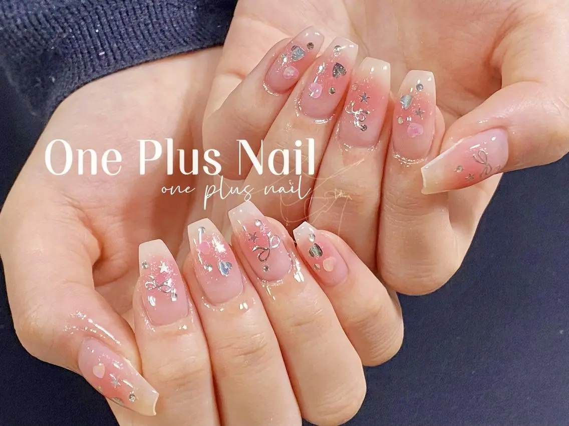 ネイル オーロラネイル フレンチネイル ガーリー オフィスネイル ピンク ハンドネイル One Plus Nail Salonのネイルデザイン
