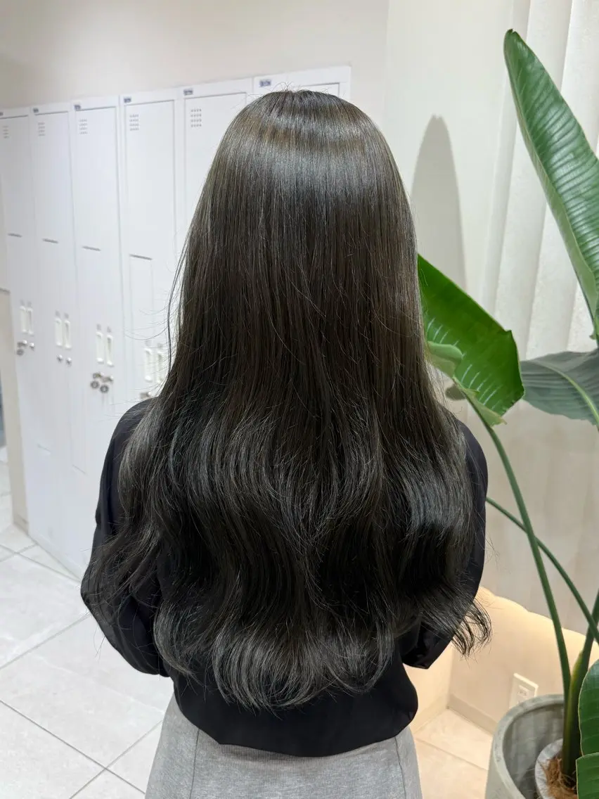 ロング カラー グレージュ オリーブグレージュ オリーブグレー ヘアカラー トリートメント ラベンダー💜グレー 🩶暗髪🖤のヘアスタイル