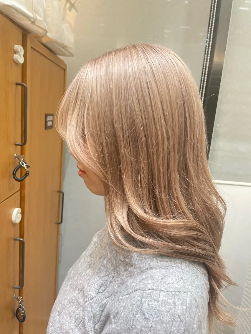 セミロング ヘアアレンジ 顔周りカット 三宅 瑠偉のヘアスタイル