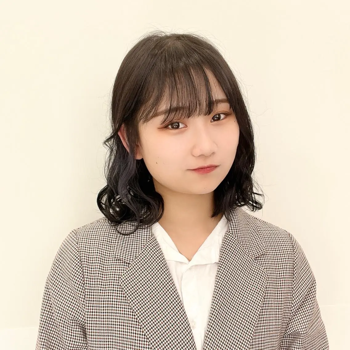 🎀黒染めを使わないトーンダウン+顔まわりカット（前処理トリートメント付）の写真