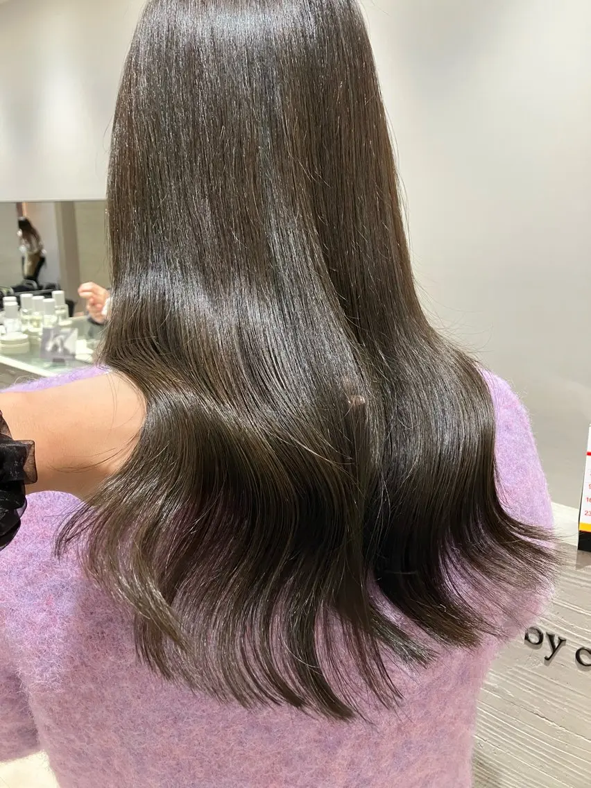 ロング カラー グレージュ オリーブグレージュ オリーブグレー カット ヘアカラー サキ🤍ハイトーン 🪩レイヤーカットのヘアスタイル