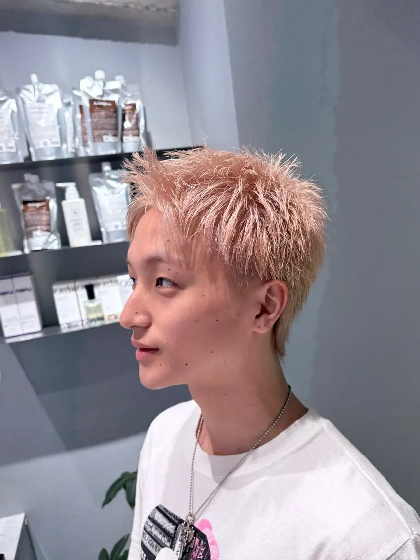 ショート カラー メンズ メンズブリーチ メンズハイライト メンズハイトーン ベージュカラー ブリーチ カット ヘアカラー トリートメント NANA🦖 ハイトーンデザインのヘアスタイル
