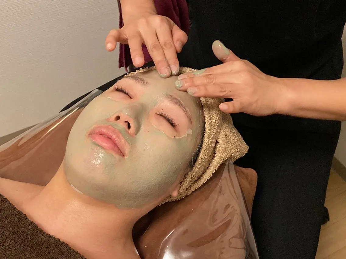 【フェイシャルメニュー人気No. 1🌟】ハーブピーリングでお肌のターンオーバー促進🌿💆🏻♀️悩みの元から撃退の写真