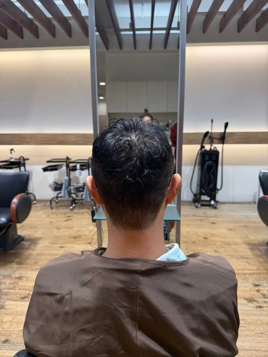 カラー メンズ 黒髪 ブルーカラー ブルーブラック 齋藤 百逢のヘアスタイル