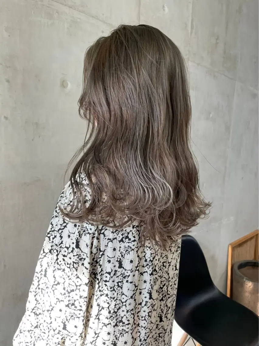 セミロング カラー 切りっぱなしボブ ベージュカラー デザインカラー ダブルカラー グレージュ ヘアカラー 南堀江レイヤーカット MIKU🍒のヘアスタイル