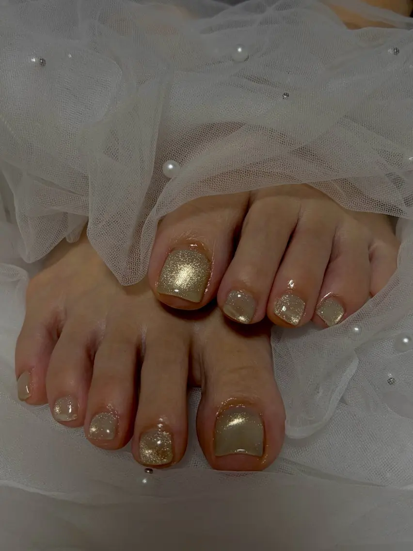 ネイル フットネイル ゴールド 水色 マグネットネイル マグネットワンカラー フットネイル hitomi 🎀所沢ネイルサロンのネイルデザイン
