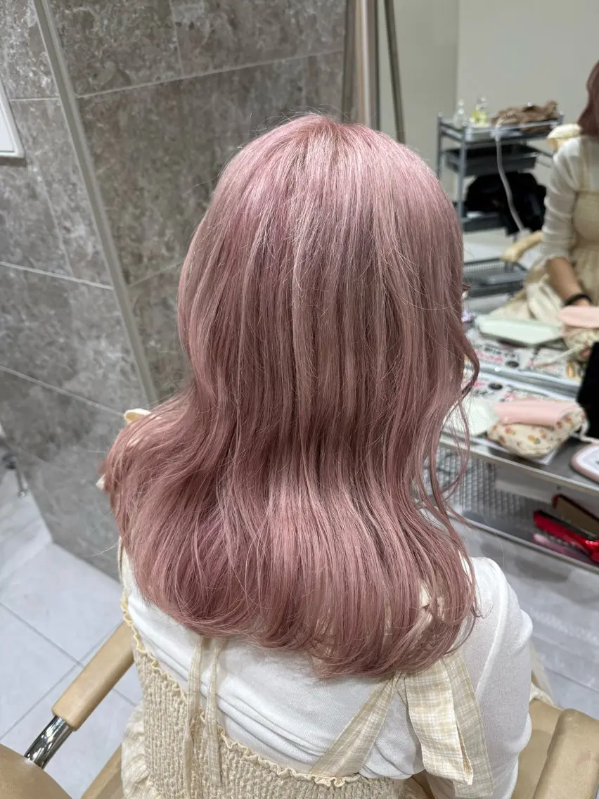 セミロング カラー ベージュカラー ブリーチ ピンクカラー ピンクベージュ ヘアカラー 韓国レイヤー| ハイトーン|ココナのヘアスタイル
