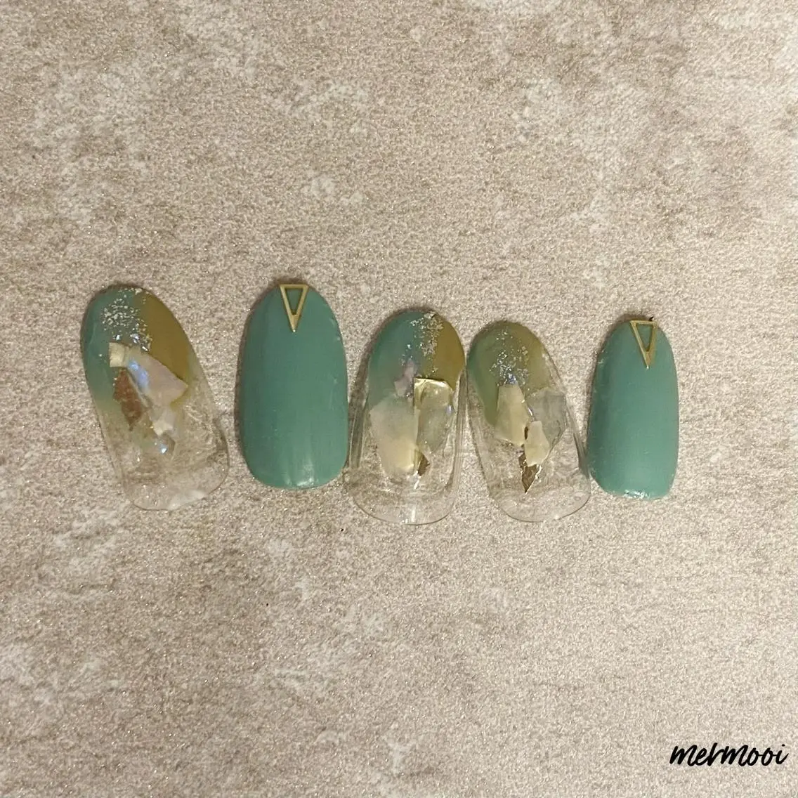 ネイル ジェルネイル グリーン キラキラネイル マットネイル ニュアンスネイル mermooi nailのネイルデザイン