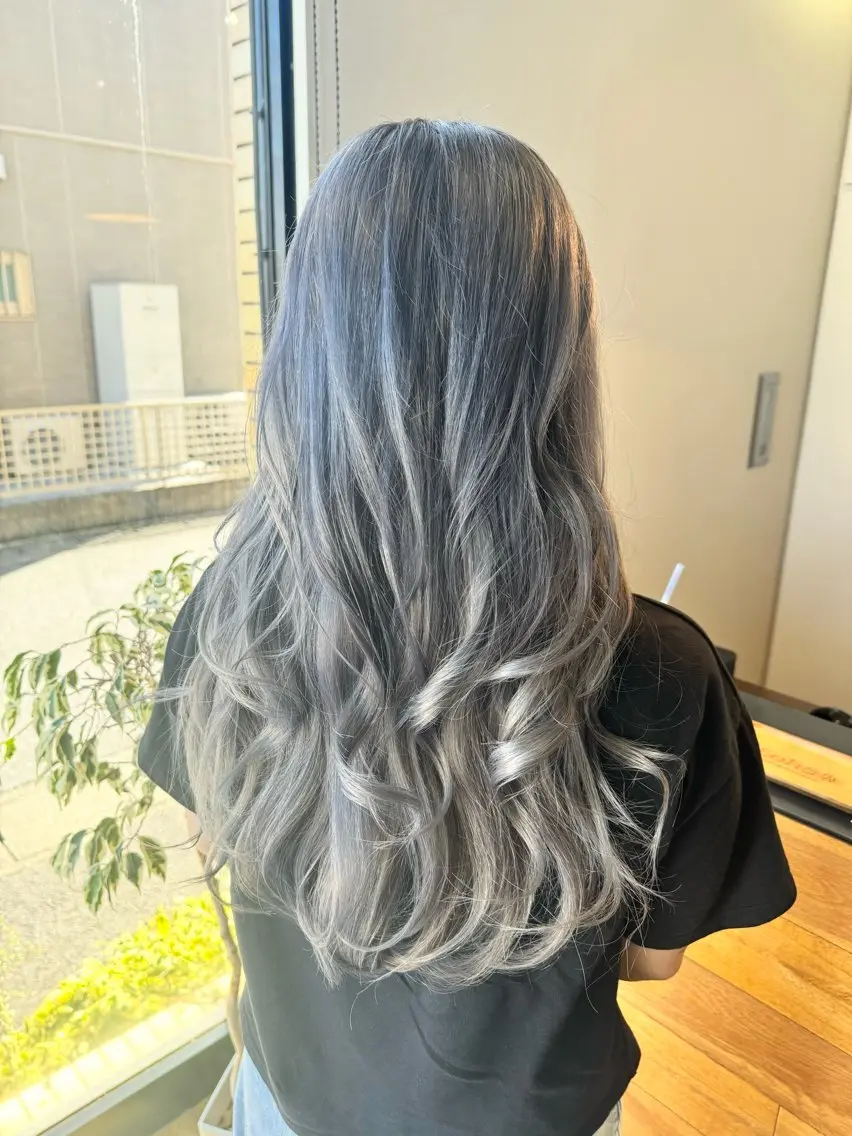 ロング カラー シルバー ヘアカラー トリートメント ツキダテ ユイのヘアスタイル