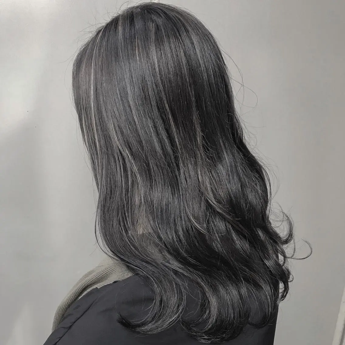 セミロング カラー アディクシーカラー グレージュ 【透明感、艶髪】西村 有司のヘアスタイル