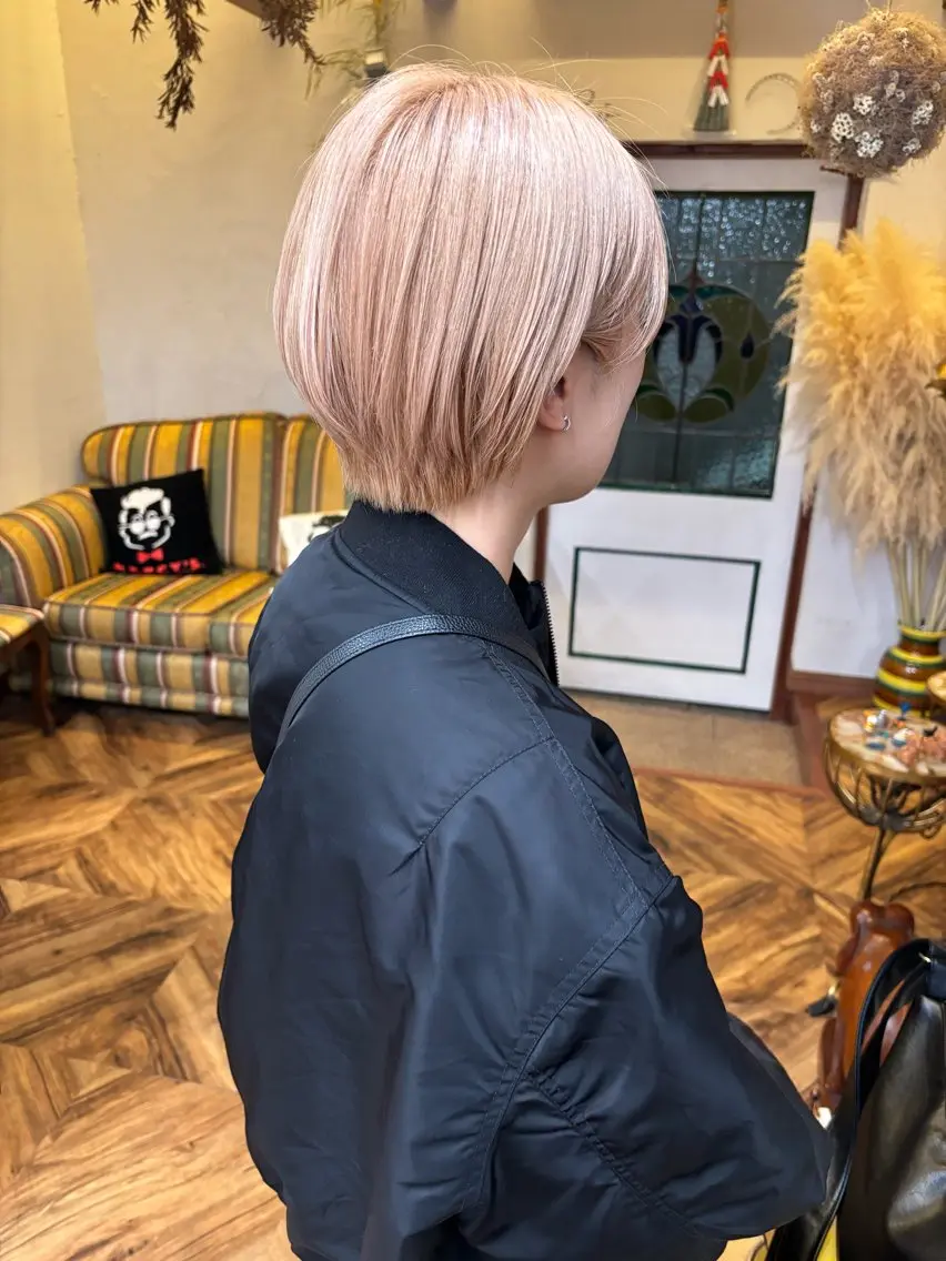 ショート カラー ベージュカラー 透明感カラー ミルクティーベージュ ショートヘア カット ヘアカラー 大石 朱純のヘアスタイル