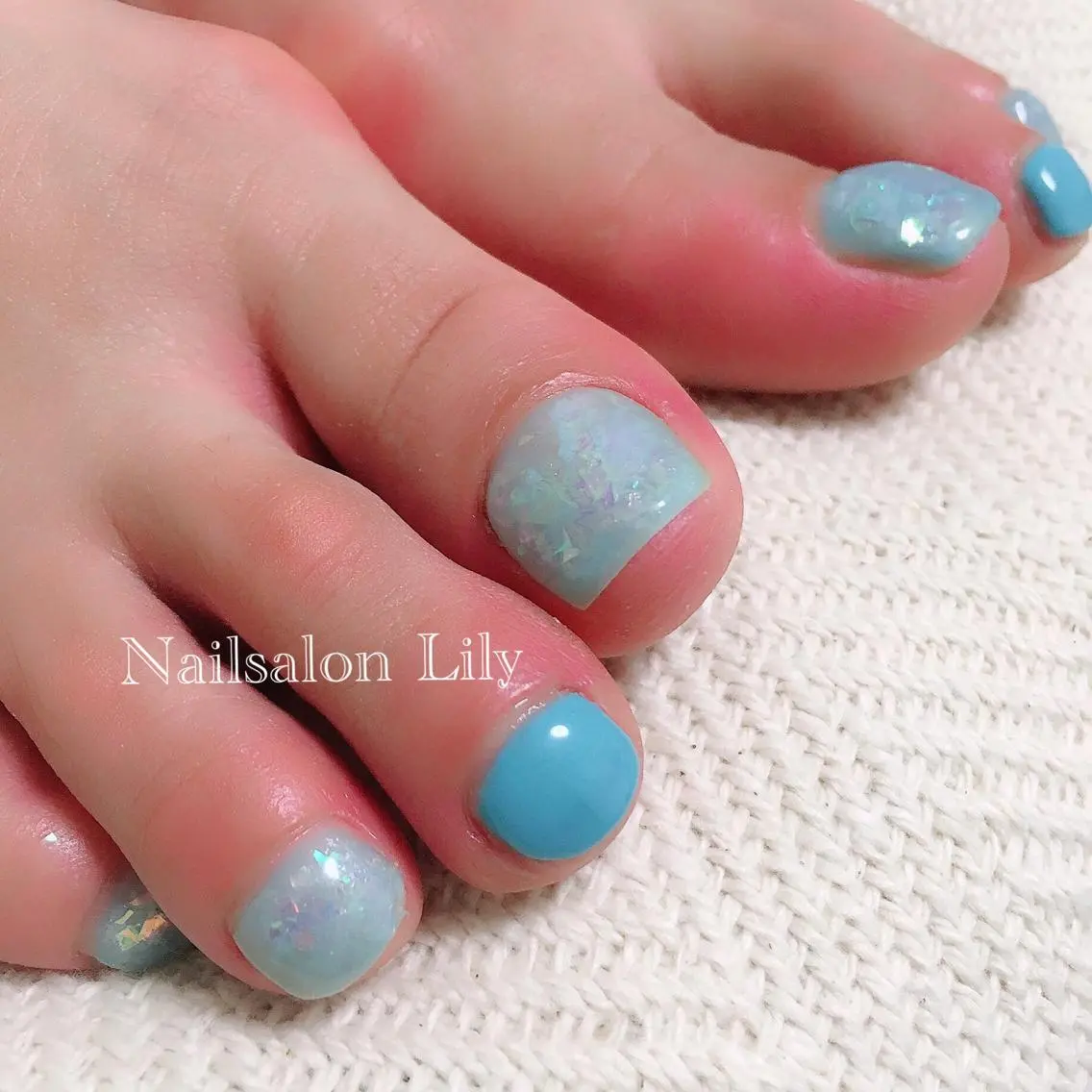 ネイル ブルー キラキラネイル フットネイル Lily*nail 🌻Mii🌻のネイルデザイン
