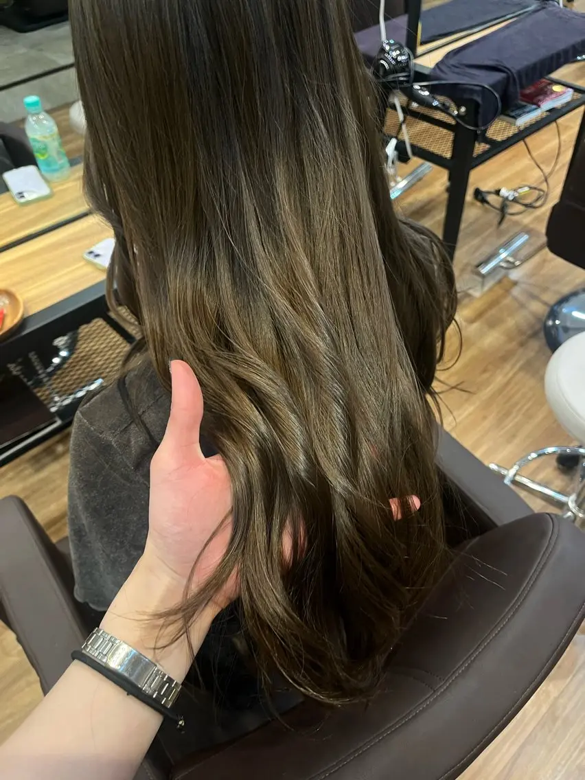 ロング カラー ベージュカラー オリーブベージュ 新倉 あかねのヘアスタイル