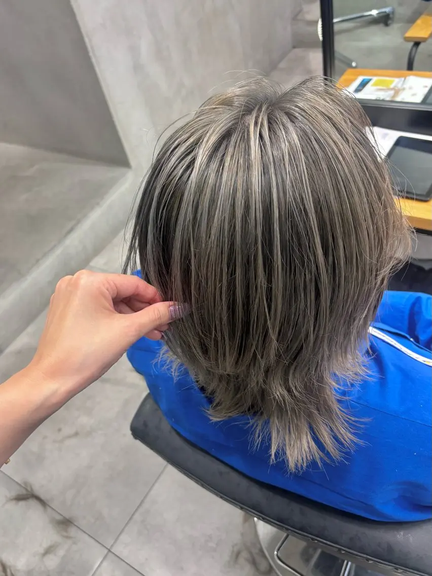 ミディアム カラー デザインカラー グラデーションカラー グレージュ ハイライトカラー ハイトーンカラー カット ヘアカラー 井上 唯のヘアスタイル