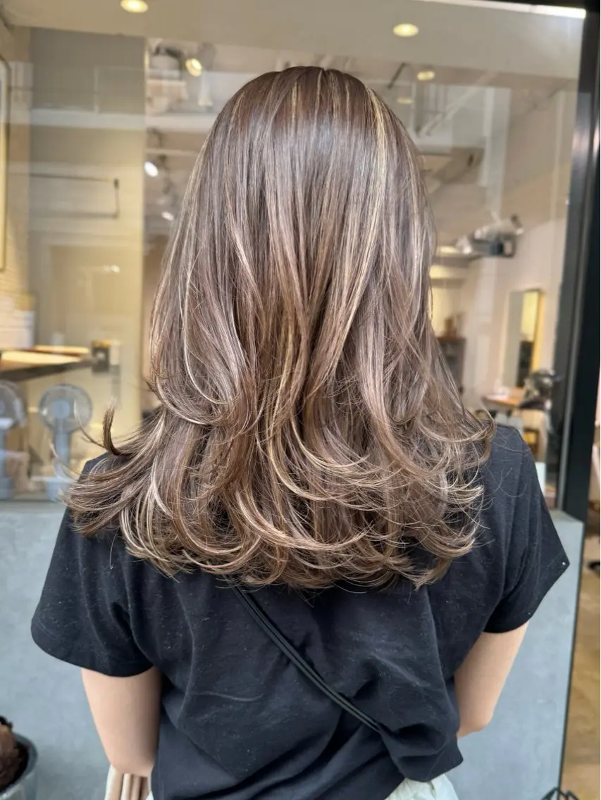 セミロング カラー ハイライトカラー ハイライト レイヤーカット ARISA 学芸大学/海外ヘアのヘアスタイル