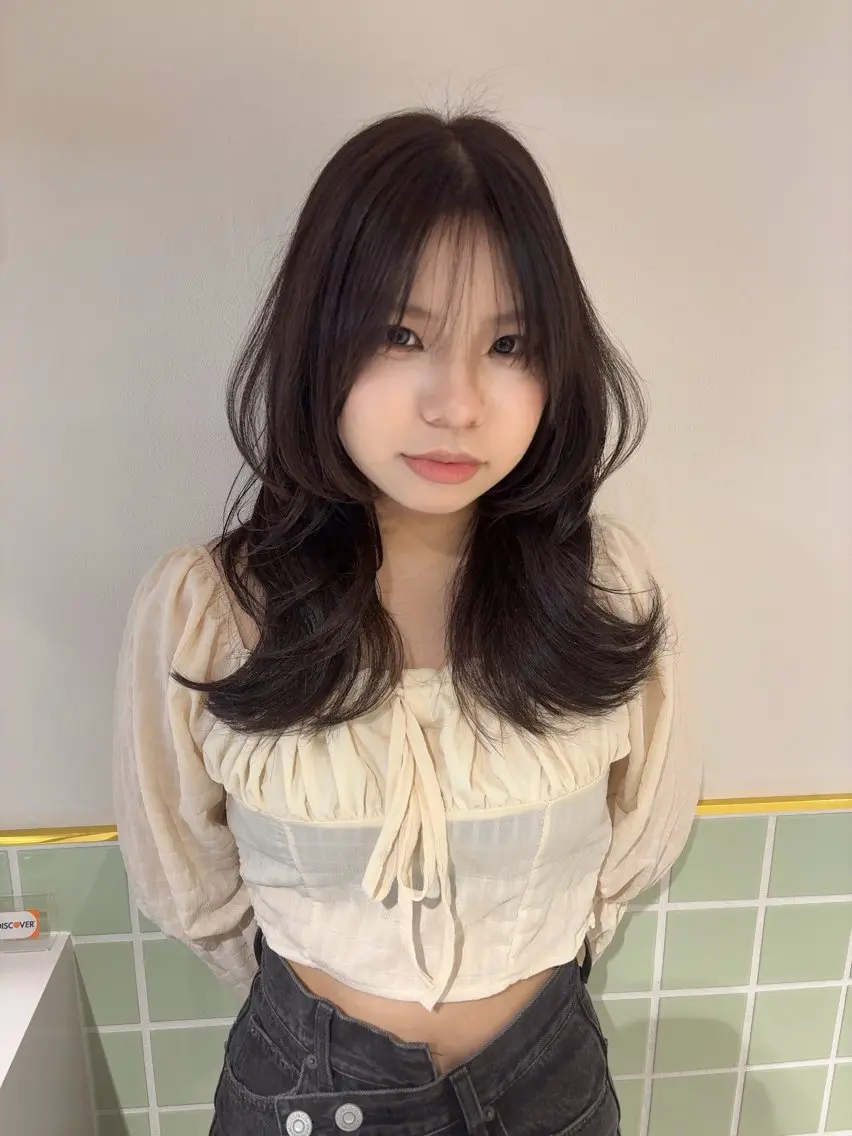 セミロング カラー ヘアアレンジ 透明感カラー 顔まわりレイヤー 韓国風ヘア レイヤーカット 小顔カット カット ヘアカラー トリートメント 指名1位・六三四🌻 まとまり続くレイヤーのヘアスタイル