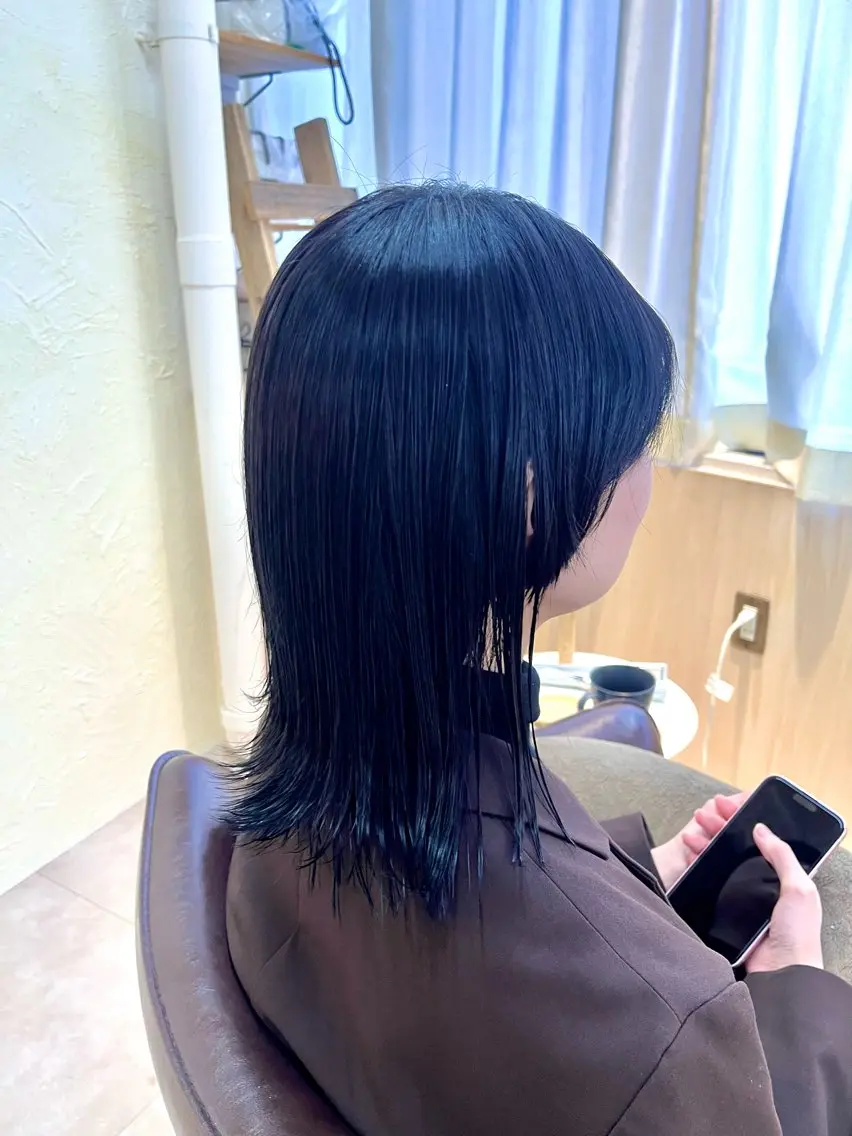 カラー 黒髪 ブルーカラー ブルーブラック 内山 あすかのヘアスタイル