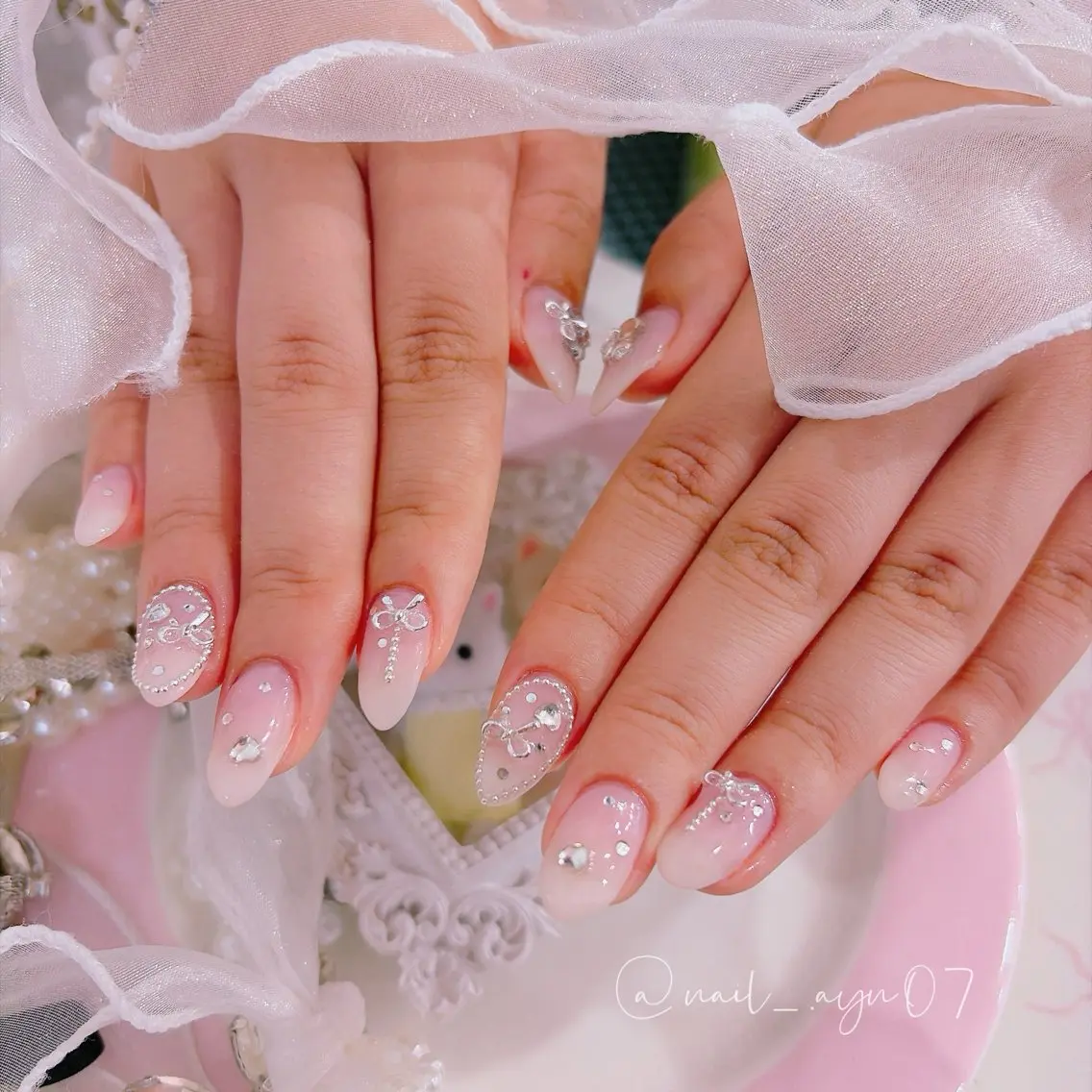 ネイル ガーリー リボン ストーンネイル ハンドネイル Yveil  横浜店 Ayanaのネイルデザイン