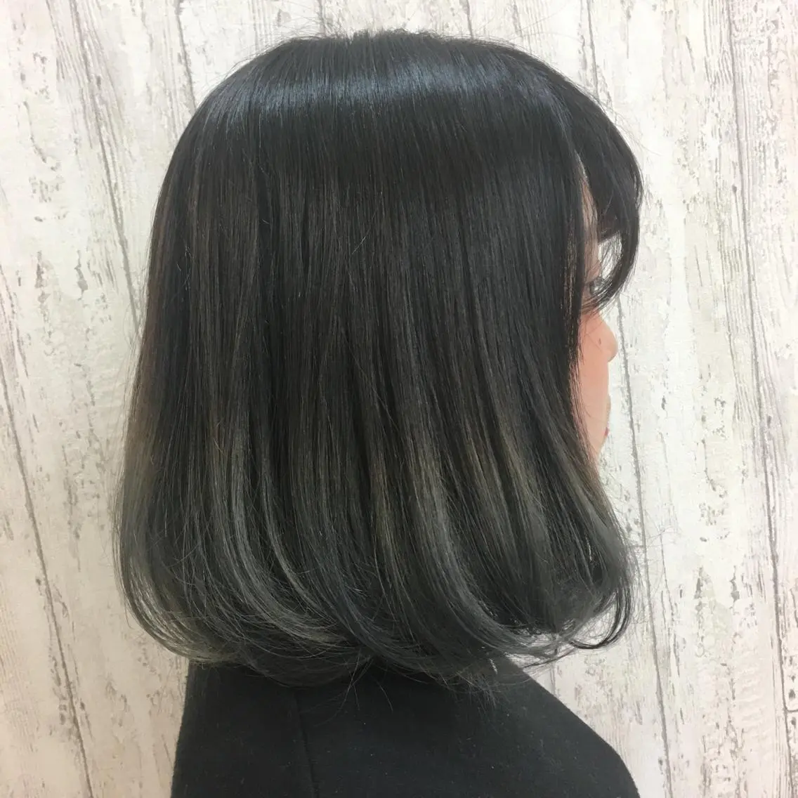 ミディアム カラー アッシュ アッシュグレー Kaede .のヘアスタイル
