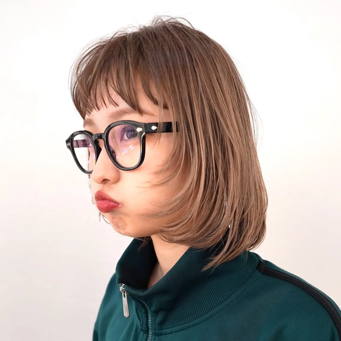 ショート カラー ボブレイヤー ベージュカラー ブリーチ ブラウンカラー ブラウンベージュ カット ヘアカラー shun 原宿/表参道のヘアスタイル