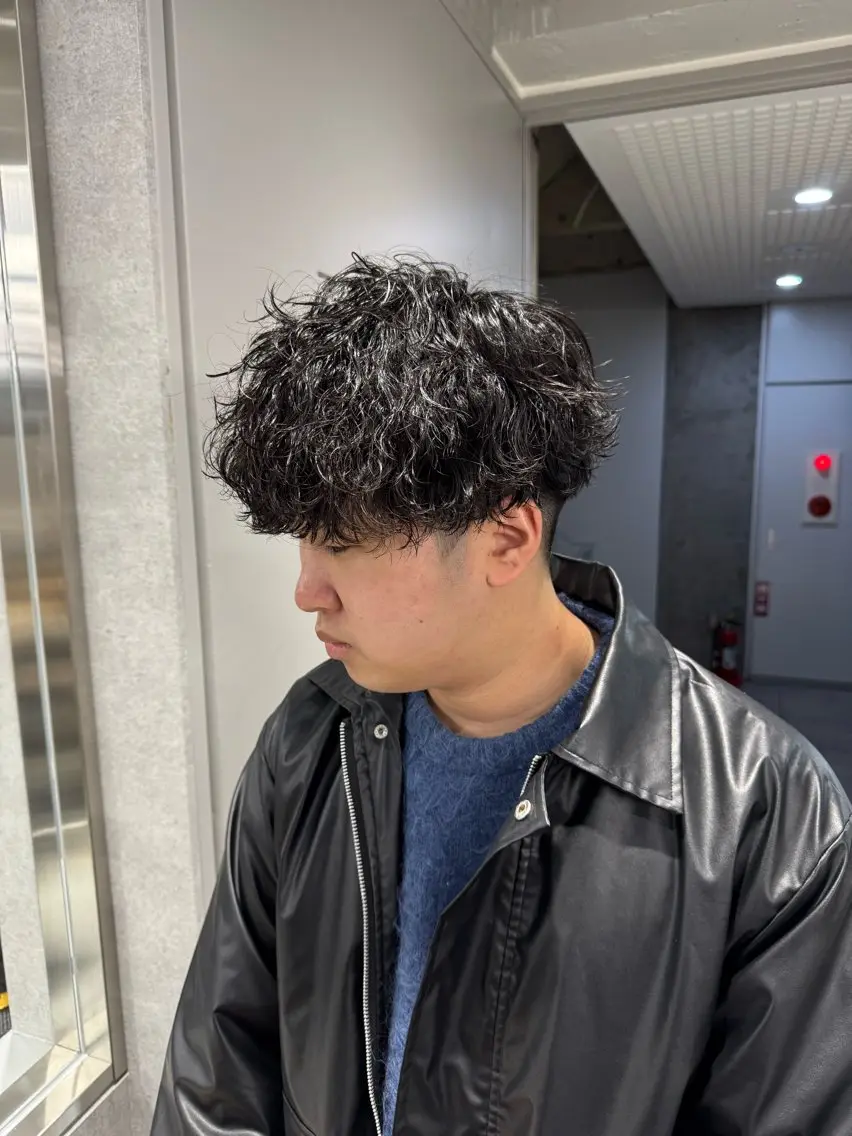ショート カラー パーマ ヘアアレンジ メンズ メンズブリーチ センターパート フェザーパーマ メンズハイライト メンズハイトーン カット パーマ トリートメント ヘッドスパ ヘアセット スパイキー/フェザー /波巻き/かいとのヘアスタイル