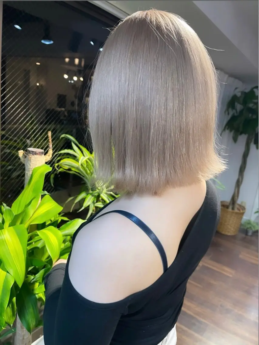 ミディアム カラー ヘアアレンジ ベージュカラー ブリーチ イヤリングカラー ハイトーンカラー ミルクティーベージュ 髪質改善/レイヤー 縮毛矯正/ケラチン耀のヘアスタイル