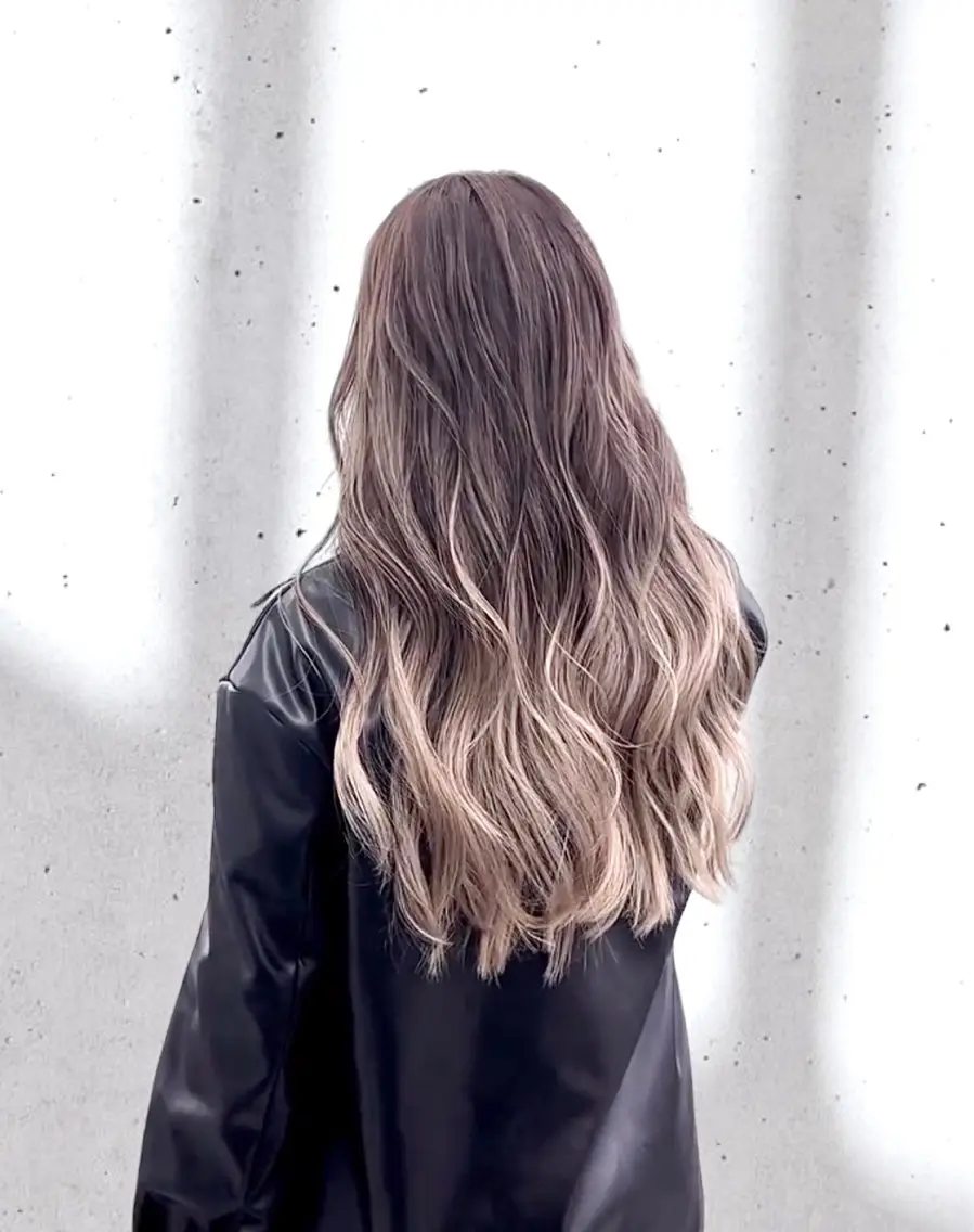 セミロング カラー バレイヤージュ レイヤーカット ケア剤オタク×海外 ヘア長谷川裕起のヘアスタイル