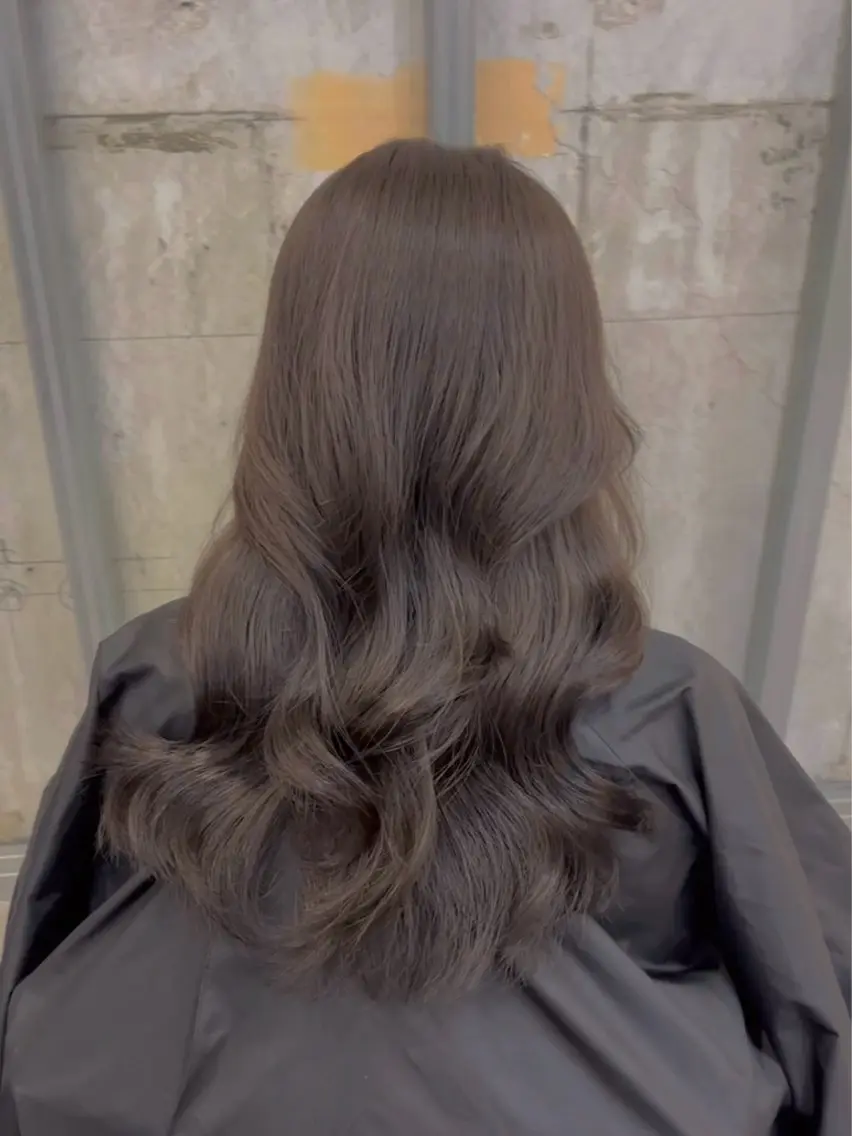 ミディアム カラー パーマ アッシュ アッシュグレー アッシュグレージュ ベージュカラー 黒髪 カット ヘアカラー トリートメント akira｜ 透明感ベージュ｜梅田のヘアスタイル