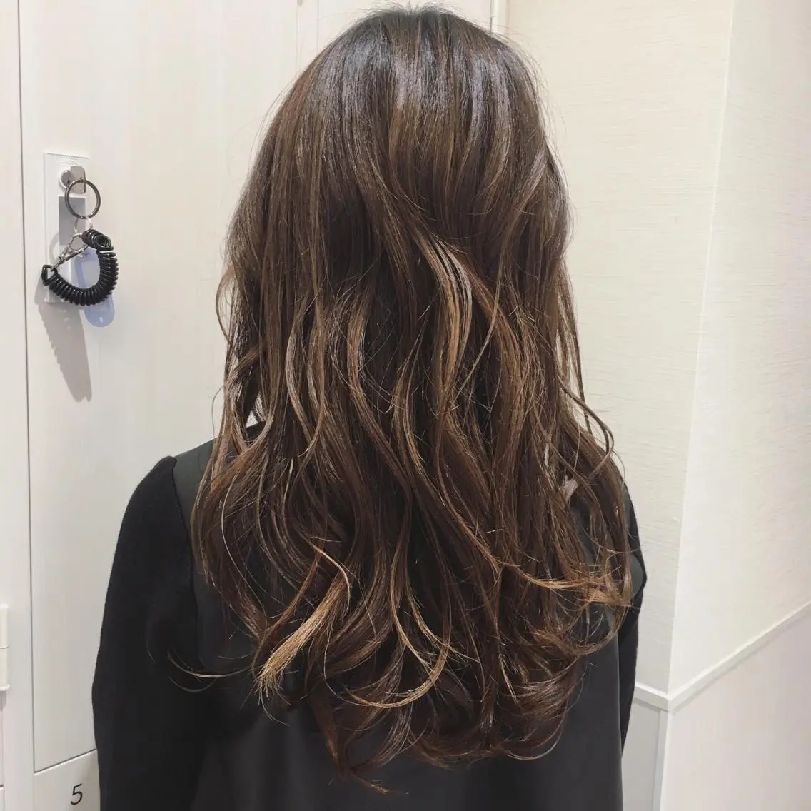 ロング カラー アッシュ ベージュカラー ハイライトカラー イルミナカラー ハイライト 似合わせカット/ レイヤーカット/新谷のヘアスタイル