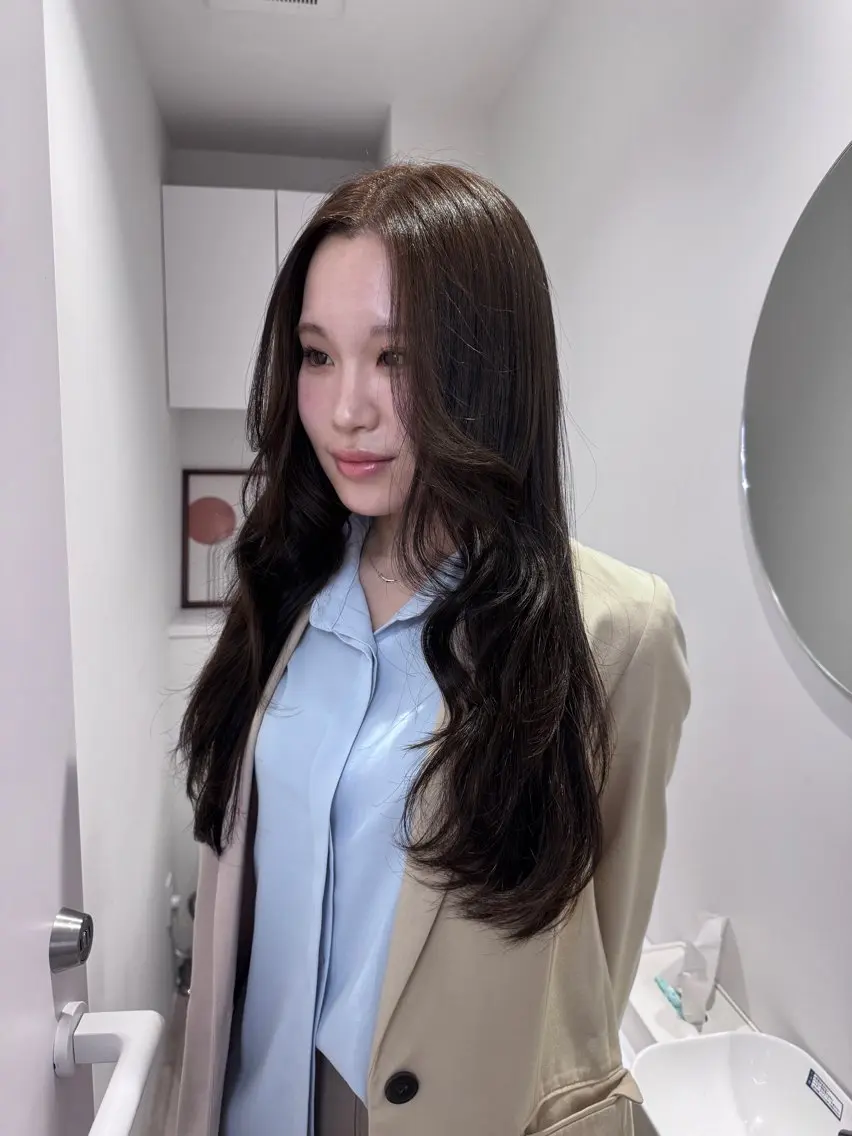 ロング カット ヘアカラー トリートメント 透明感カラー🫧⌇ AO🫐🩵のヘアスタイル