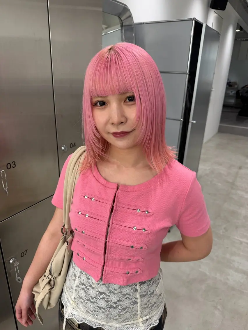 ミディアム カラー ピンクカラー ホワイトピンク 顔まわりレイヤー レイヤーカット ヘアカラー トリートメント 天神/大名 ハイトーン/エクステのヘアスタイル