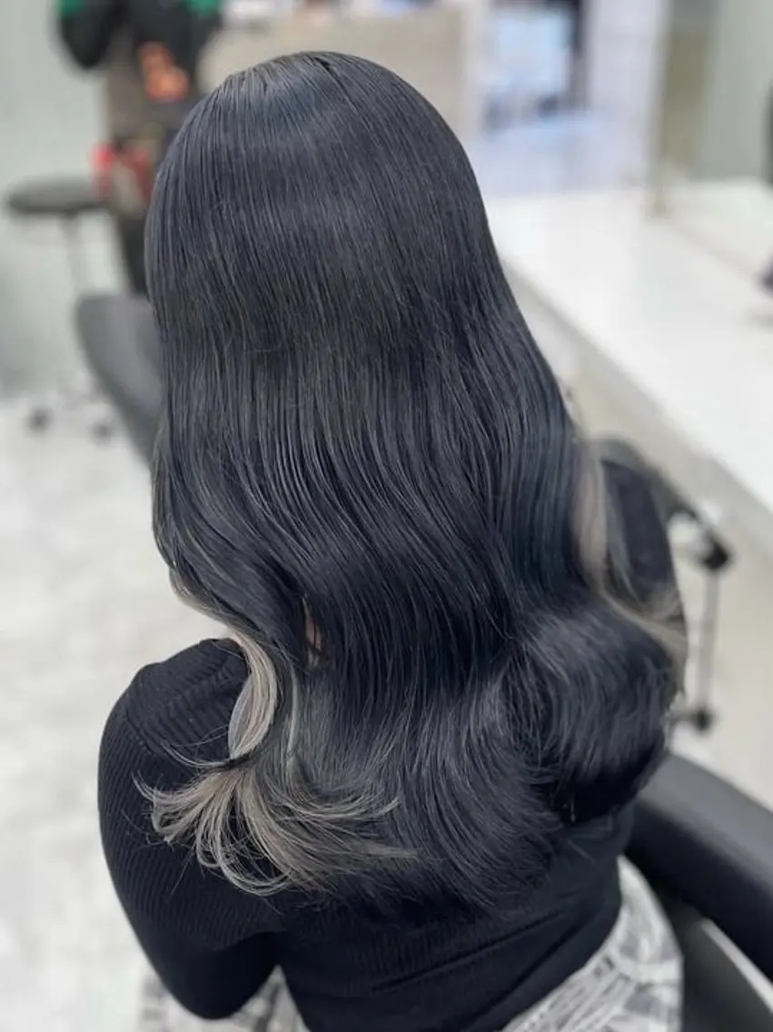 ロング カラー 黒髪 ブルーカラー ブルーブラック レッドカラー くびれヘア ヘアカラー トリートメント ヘアセット 髪質改善Ⅰ透明感 艶カラーⅠたつやのヘアスタイル