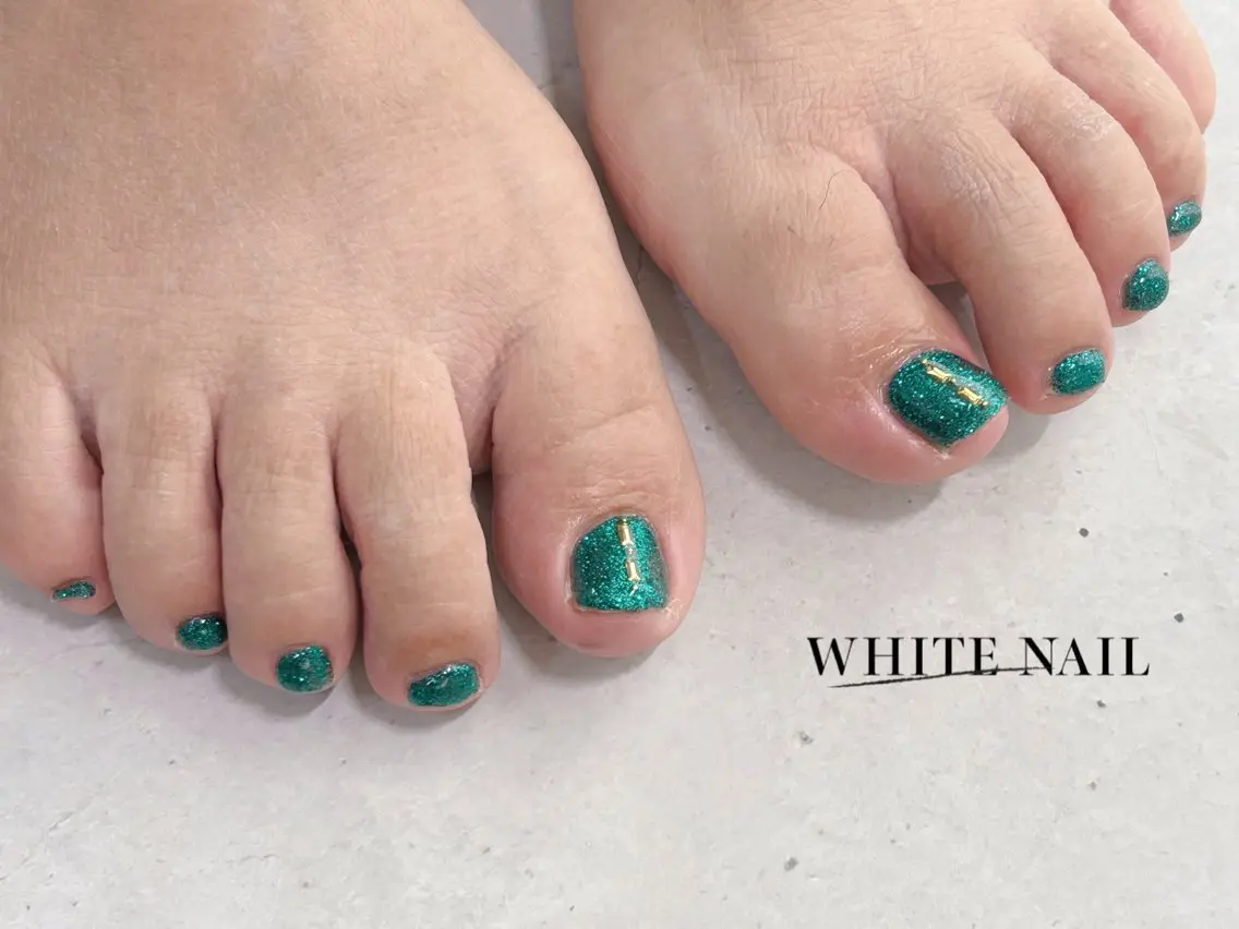 ネイル シンプルネイル フットネイル WHITE NAIL ホワイトネイルのネイルデザイン