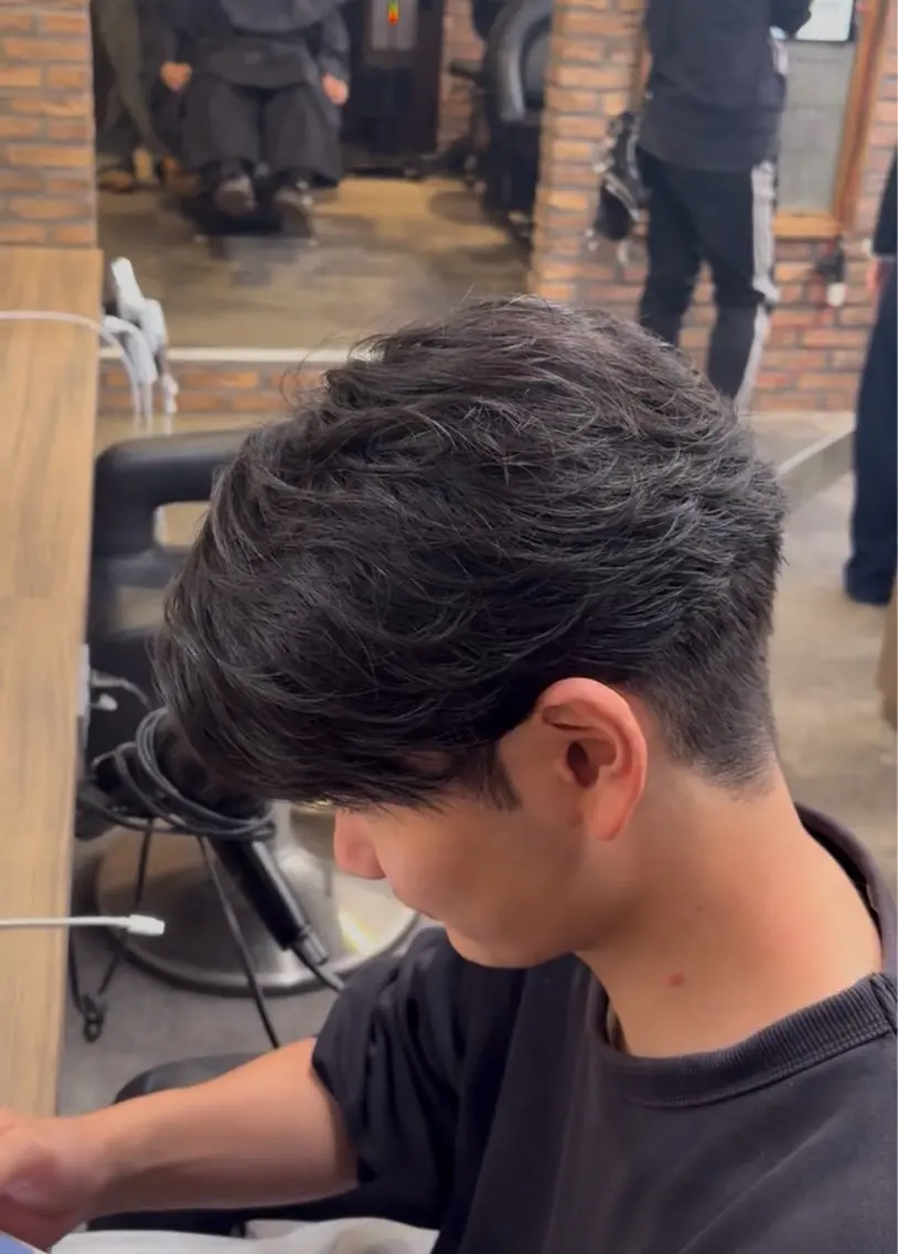 ショート カラー パーマ ヘアアレンジ メンズ キッズ アップバング センターパート メンズハイライト マッシュ メンズパーマ 波巻き/シャドウ/ 特化 福田朝輝のヘアスタイル